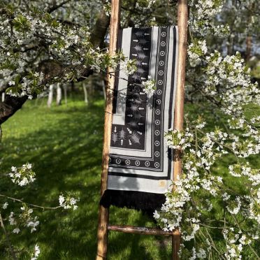 TKANY NA KROŚNIE BAMBUSOWO BAWEŁNIANY PLED WE WZORZE MOKOSZ